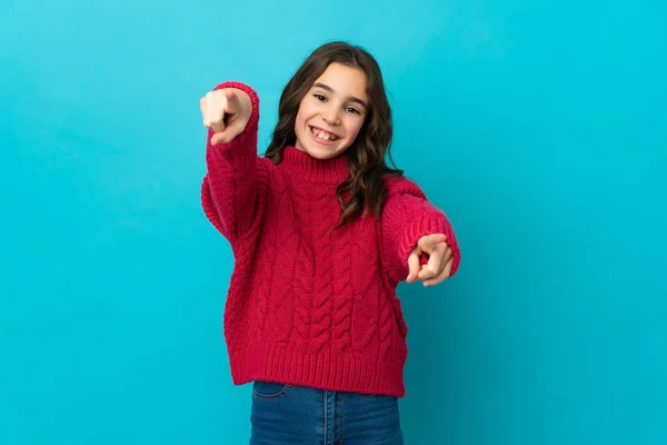 Malá Kavkazská Dívka Izolované Modrém Pozadí Ukazuje Dopředu Šťastným Výrazem — Stock fotografie