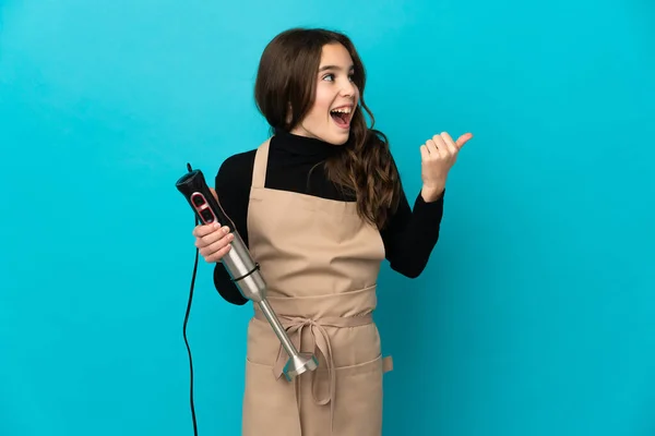 Menina Usando Liquidificador Mão Isolado Fundo Azul Com Intenção Realizar — Fotografia de Stock