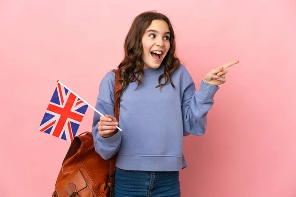 Menina Segurando Uma Bandeira Reino Unido Isolada Fundo Rosa Com — Fotografia de Stock