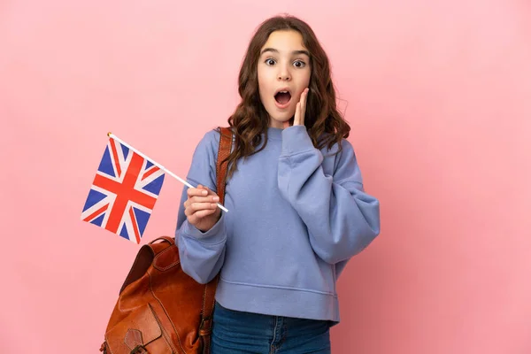 Mała Dziewczynka Trzyma Flagę Wielkiej Brytanii Odizolowany Różowym Tle Zaskoczeniem — Zdjęcie stockowe