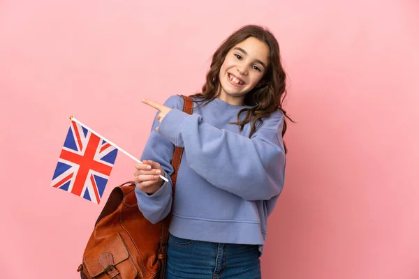 Niña Sosteniendo Una Bandera Del Reino Unido Aislada Sobre Fondo — Foto de Stock