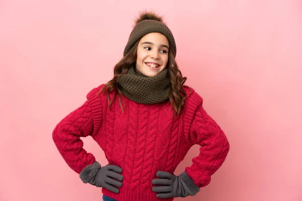 Liten Flicka Med Vinter Hatt Isolerad Rosa Bakgrund Poserar Med — Stockfoto