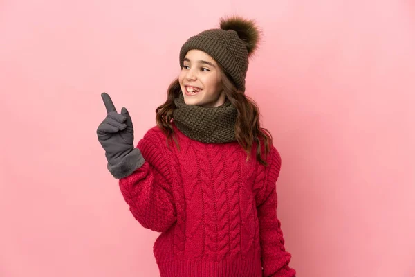 Liten Flicka Med Vinter Hatt Isolerad Rosa Bakgrund Med Avsikt — Stockfoto