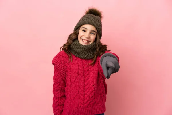 Bambina Con Cappello Invernale Isolato Sfondo Rosa Che Punta Davanti — Foto Stock