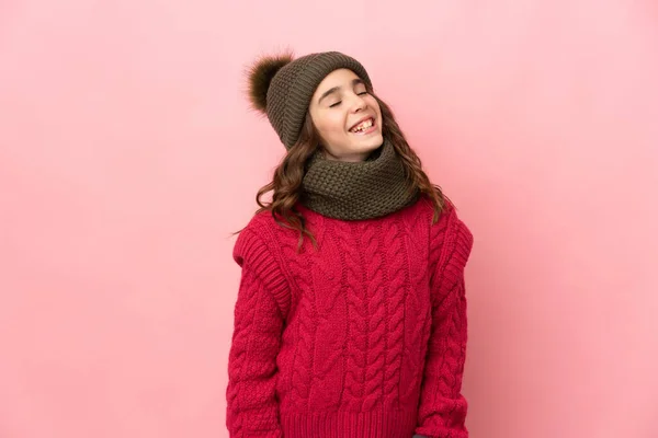 Bambina Con Cappello Invernale Isolato Sfondo Rosa Ridendo — Foto Stock