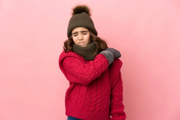 Liten Flicka Med Vinter Hatt Isolerad Rosa Bakgrund Lider Smärta — Stockfoto