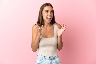 Soyutlanmış pembe bir geçmişi olan genç bir kadın. Şaşırtıcı bir yüz ifadesi.