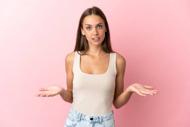 Soyutlanmış pembe arka planı olan genç bir kadın.