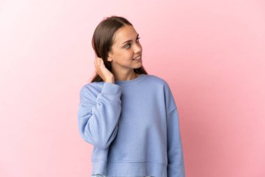 Soyutlanmış pembe arka planı olan genç bir kadın bir fikir düşünüyor.