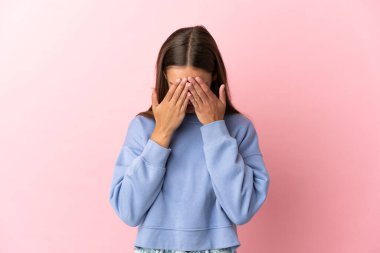 Soyutlanmış pembe bir geçmişi olan, yorgun ve hasta bir yüzü olan genç bir kadın.