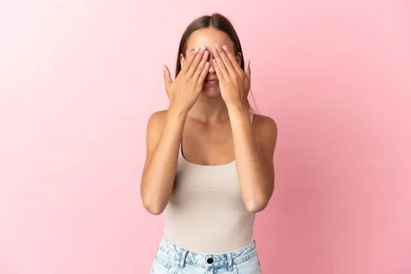 Jeune Femme Sur Fond Rose Isolé Couvrant Les Yeux Par — Photo