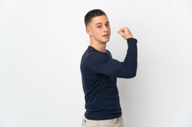 Beyaz arka planda izole genç beyaz adam güçlü jest yapıyor.