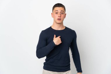 Beyaz arka planda izole edilmiş genç beyaz adam kendini işaret ediyor.