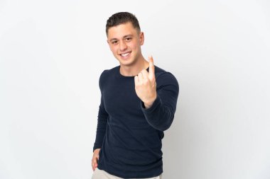 Beyaz arka planda izole genç beyaz adam geliyor.