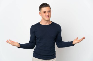 Beyaz arka planda soyutlanmış genç beyaz bir adamın şüpheleri var.