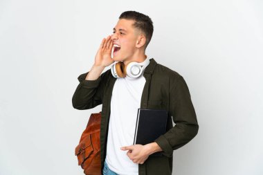 Beyaz arka planda izole edilmiş beyaz bir öğrenci ağzı sonuna kadar açık bağırıyor.