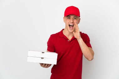 İş üniformalı bir pizzacı beyaz arka planda izole edilmiş pizza kutularını alıyor.