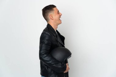 Beyaz arka planda izole edilmiş motosiklet kasklı beyaz bir adam yan pozisyonda gülüyor