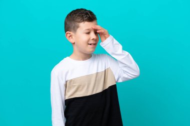 Küçük çocuk mavi arka planda izole edilmiş, gülümsüyor.