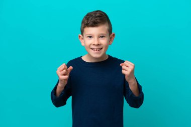 Küçük çocuk mavi arka planda tek başına zaferi kutluyor.