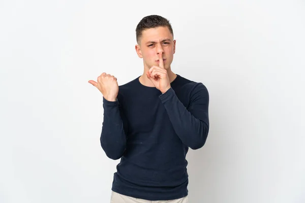 Joven Hombre Caucásico Aislado Sobre Fondo Blanco Apuntando Hacia Lado — Foto de Stock