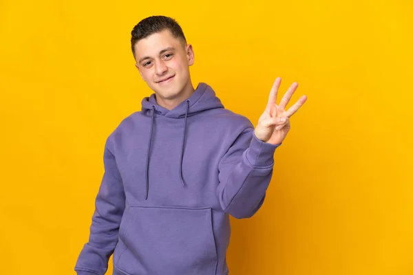 Junger Kaukasischer Mann Isoliert Auf Gelbem Hintergrund Glücklich Und Zählt — Stockfoto