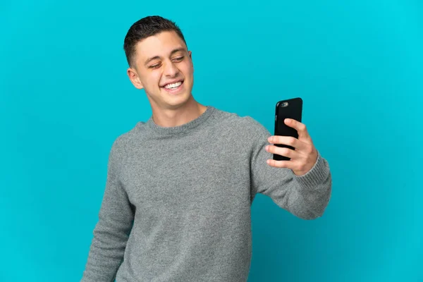 Joven Hombre Caucásico Aislado Sobre Fondo Azul Haciendo Una Selfie — Foto de Stock