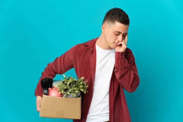 Ung Kaukasier Man Gör Ett Drag Samtidigt Plocka Upp Låda — Stockfoto