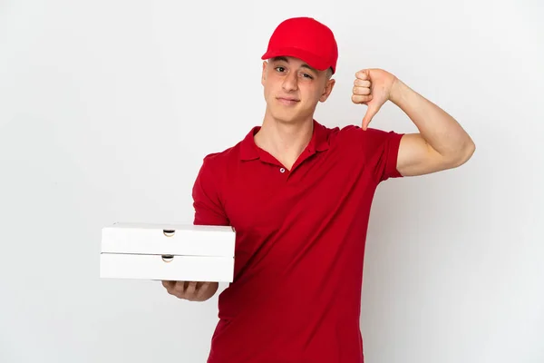 身穿工作服的必胜客拿起被白色背景隔离的披萨盒 带着负面表情垂下大拇指 — 图库照片