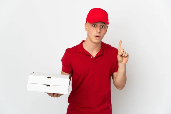 身穿工作服的比萨饼送货员拿起白色背景的比萨饼盒 一边举手表决 一边想实现这个解决方案 — 图库照片