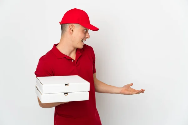 Pizzabote Arbeitsuniform Nimmt Pizzakartons Isoliert Auf Weißem Hintergrund Mit Überraschendem — Stockfoto