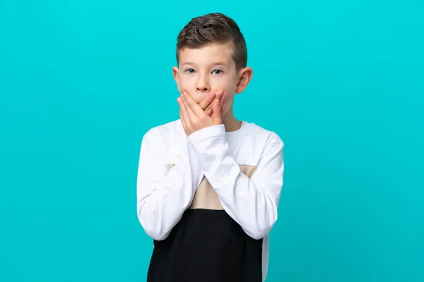 Liten Pojke Isolerad Blå Bakgrund Täcker Munnen Med Händerna — Stockfoto