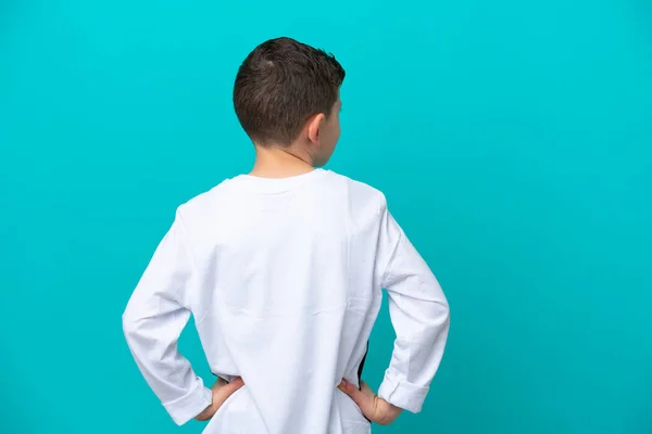 Ragazzino Isolato Sfondo Blu Posizione Posteriore Guardando Lato — Foto Stock