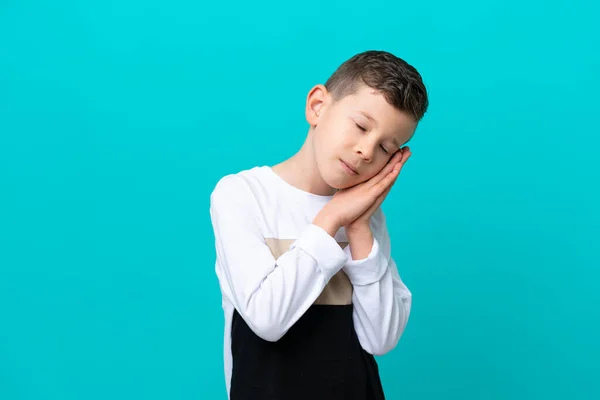 Kleiner Junge Isoliert Auf Blauem Hintergrund Schlafend Geste Dorable Ausdruck — Stockfoto
