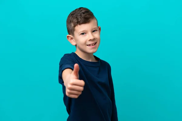 Liten Pojke Isolerad Blå Bakgrund Med Tummen Upp Eftersom Något — Stockfoto