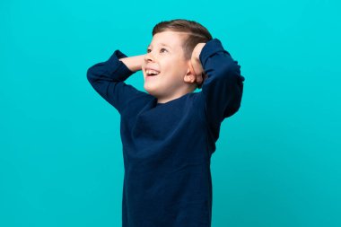 Mavi arka planda izole edilmiş küçük bir çocuk stresli