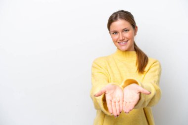 Beyaz arka planda izole edilmiş genç beyaz kadın bir ilan vermek için avucunun içinde hayali bir fotokopi makinesi tutuyor.