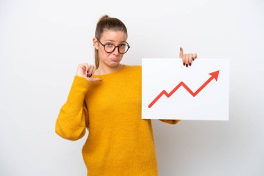 Beyaz arka planda izole edilmiş genç beyaz bir kadın elinde büyüyen bir istatistik okuyla gurur verici bir işaret taşıyor.