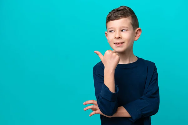 Niño Pequeño Aislado Sobre Fondo Azul Apuntando Hacia Lado Para —  Fotos de Stock