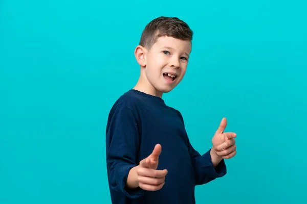 Menino Pequeno Isolado Fundo Azul Apontando Para Frente Sorrindo — Fotografia de Stock