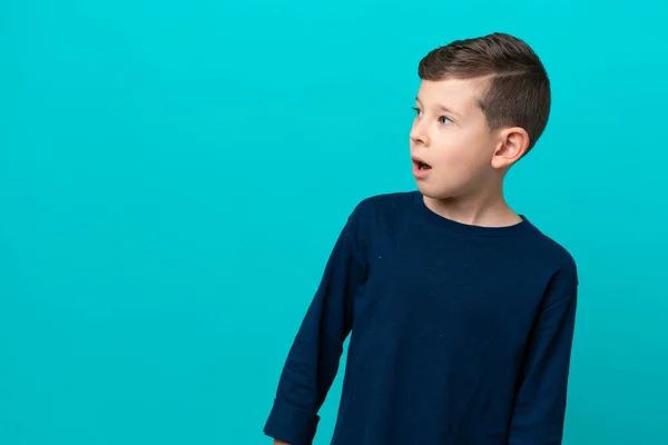 Niño Pequeño Aislado Sobre Fondo Azul Haciendo Gesto Sorpresa Mientras —  Fotos de Stock