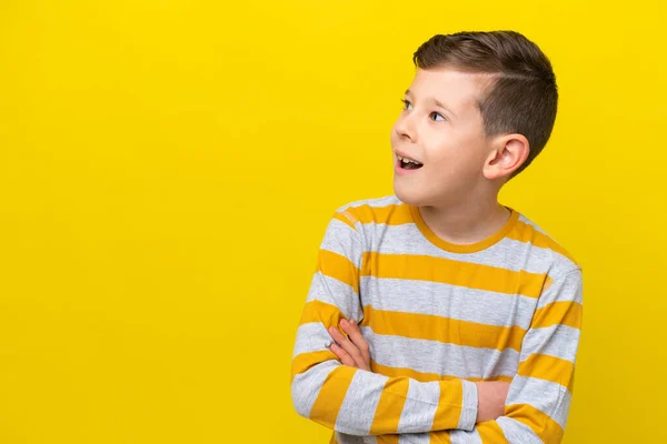 Pequeño Chico Caucásico Aislado Sobre Fondo Amarillo Feliz Sonriente —  Fotos de Stock