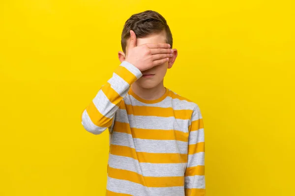 Menino Caucasiano Isolado Fundo Amarelo Cobrindo Olhos Pelas Mãos Não — Fotografia de Stock