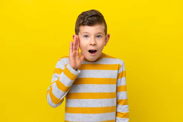 Kleiner Kaukasischer Junge Isoliert Auf Gelbem Hintergrund Mit Überraschung Und — Stockfoto