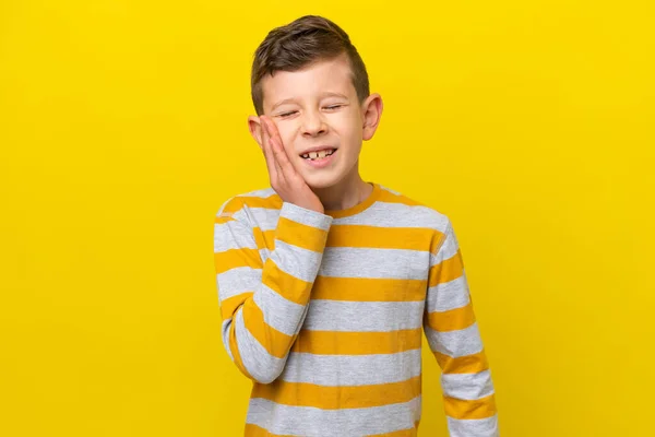 Malý Kavkazský Chlapec Izolované Žlutém Pozadí Bolestí Zubů — Stock fotografie