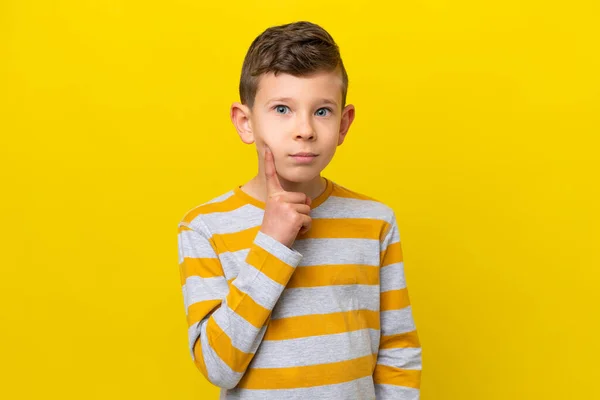 Μικρό Καυκάσιο Αγόρι Απομονωμένο Κίτρινο Φόντο Και Σκέφτεται — Φωτογραφία Αρχείου