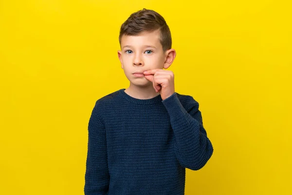 Μικρό Καυκάσιο Αγόρι Απομονωμένο Κίτρινο Φόντο Που Δείχνει Ένα Σημάδι — Φωτογραφία Αρχείου
