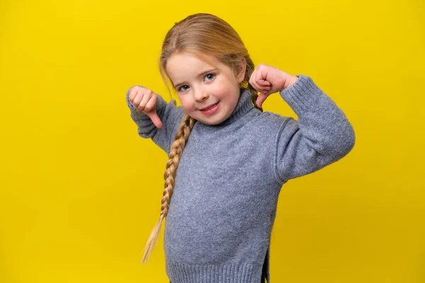 Pequeña Chica Caucásica Aislada Sobre Fondo Amarillo Orgullosa Satisfecha —  Fotos de Stock