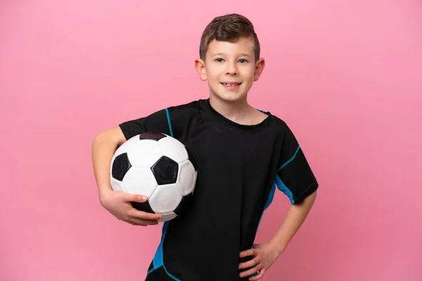 Malý Kavkazský Fotbalista Chlapec Izolované Růžovém Pozadí Pózovat Pažemi Bok — Stock fotografie
