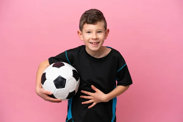 Klein Kaukasisch Voetbal Speler Jongen Geïsoleerd Roze Achtergrond Glimlachen Veel — Stockfoto